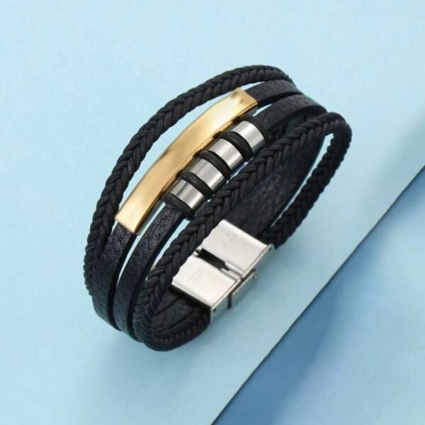 Bracelet en cuir tressé multi-couches avec détails dorés et argentés